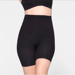 NEW Skims Everyday Sculpt Mid Thigh Shorts Sz S/M